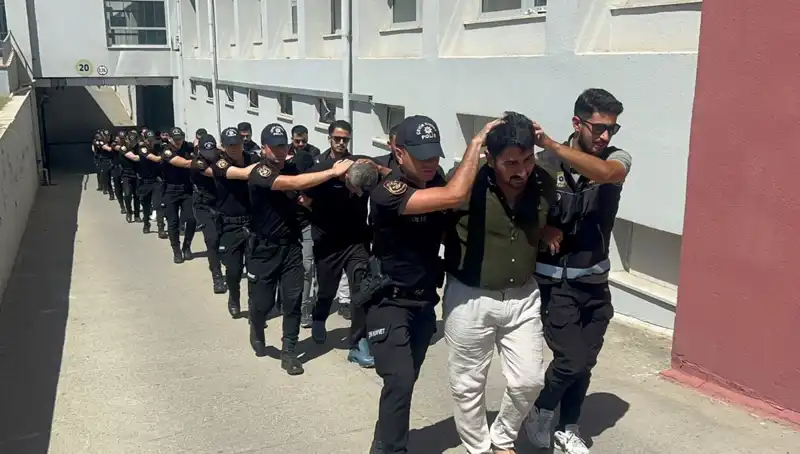 Adana'da 825 Kilo Eroin Ele Geçirildi: Soruşturma Derinleşiyor