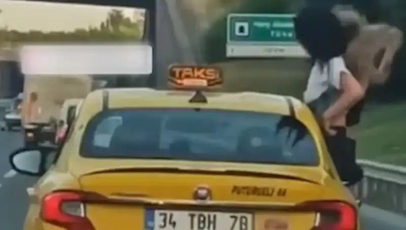 TEM Otoyolu'nda Taksinin Camından Sarkan Gençler İhya Etti!