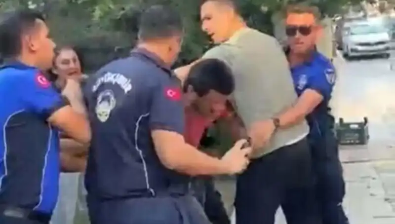 Zabıta Ekiplerinden Sokak Ortasında Seyyar Satıcıya Sert Müdahale