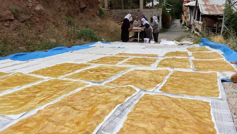 Kışın Sofralarını Sıcak Tutan Gelenek: Dev Kazanlarda Odun Ateşiyle Hazırlanan Lezzetler