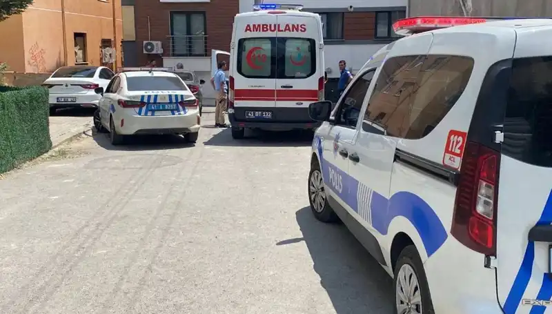 Korkunç Bıçaklı Kavga: İki Kardeş ve Bir Polis Yaralandı!