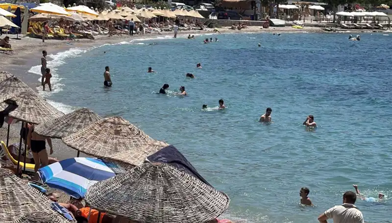 İzmir’in Sıcak Yazı Başladı: Sahiller Dolu, Hava 36 Dereceyi Gördü!