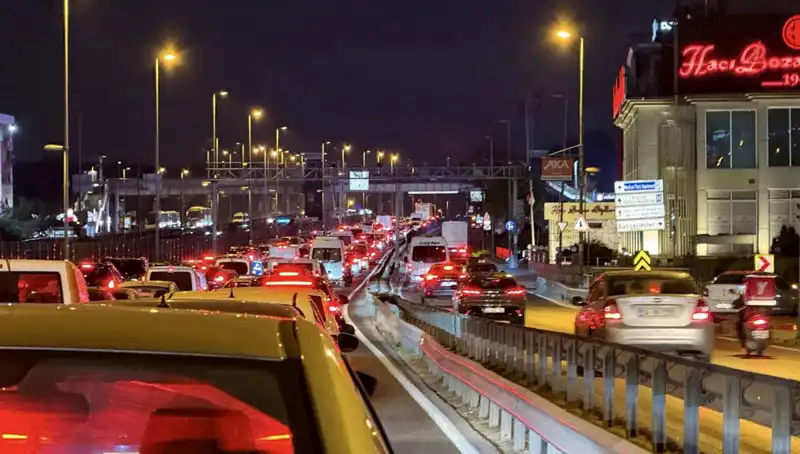 Yenibosna Metrobüs Yaya Üst Geçidinde Büyük Değişim: Yenileme Çalışmaları Başladı