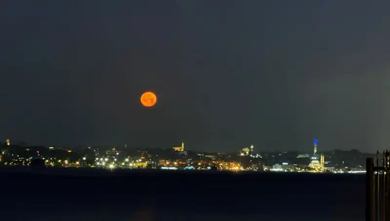 İstanbul'da Çilek Dolunayı: Eşsiz Güzellikte Tablolar Ortaya Çıktı