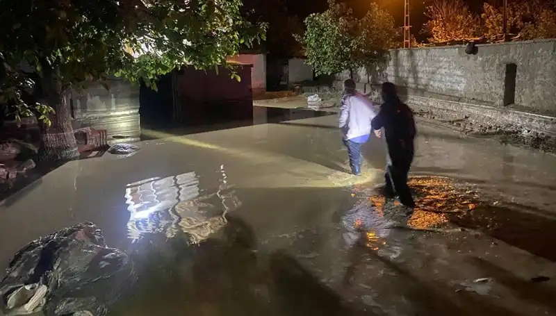20 Dakikalık Yağışta Sel Felaketi: 1 Ev Çöktü, 3 Ev Boşaltıldı