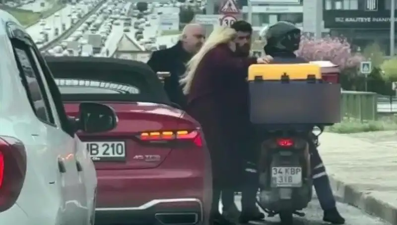 D-100 Karayolu'nda Panik Anları: Motokuryeye Silah Çeken Kişi Yakalandı