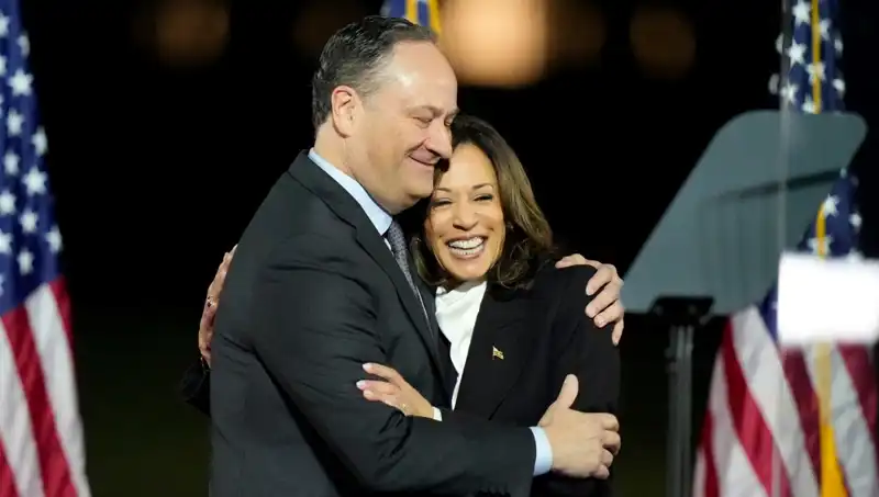 Trump, Kamala Harris’in Eşini Görevden Aldı: Siyasi Çalkantılar Büyüyor!
