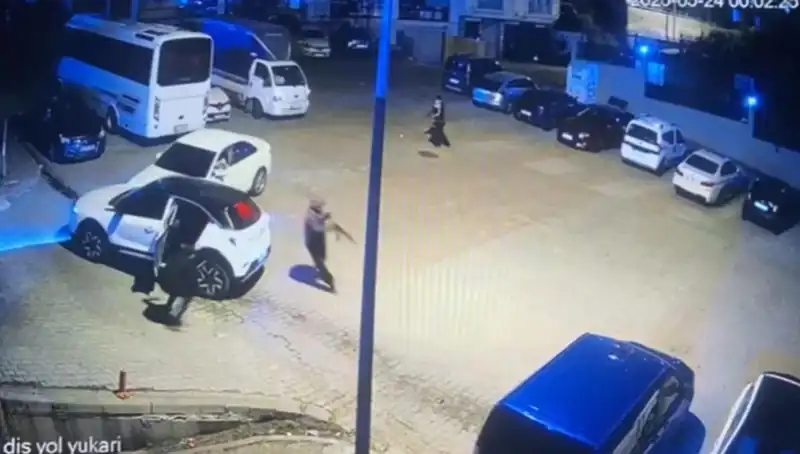 Kağıthane'de Kalaşnikoflu Saldırı: Maskeli Soyguncular Korku Saçtı