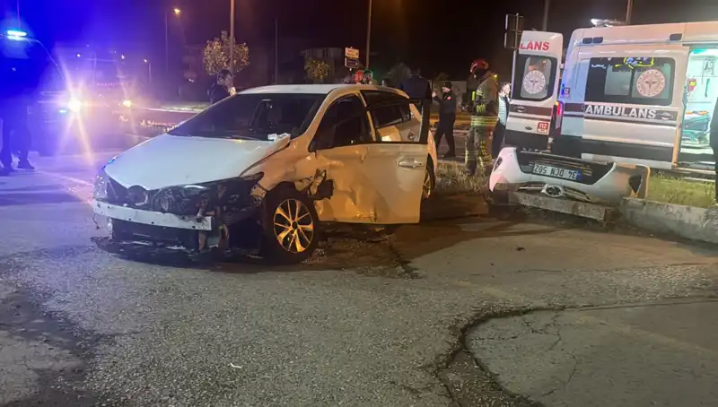 Pikap ile Otomobil Çarpıştı: Kaza Yeri Olay Yeri İnceleme Altında
