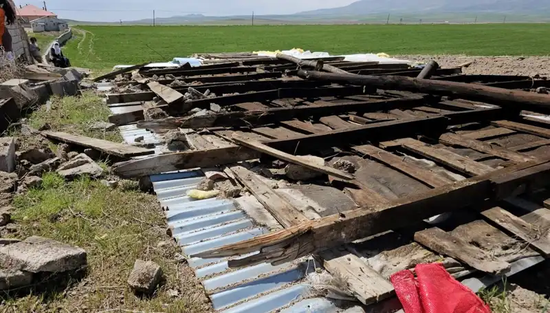 Bitlis’te Fırtına: Çatılar Uçtu, Hayat Durma Noktasına Geldi