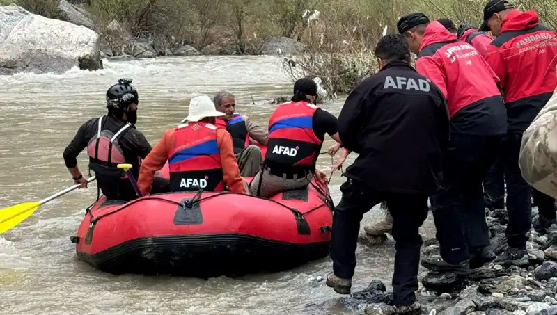 Zap Suyu Kenarında Mahsur Kalan 4 Kişi Kurtarıldı: Detaylar Ortaya Çıktı
