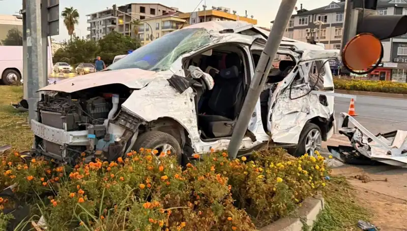 Antalya’da Midibüs ve Hafif Ticari Araç Kaza Yaptı: 6 Kişi Yaralı