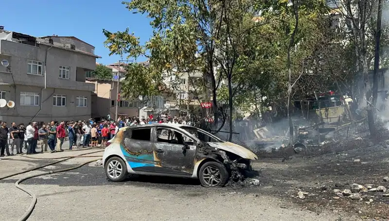 Gecekonduda Çıkan Yangın, Park Halindeki Aracı Küle Çevirdi