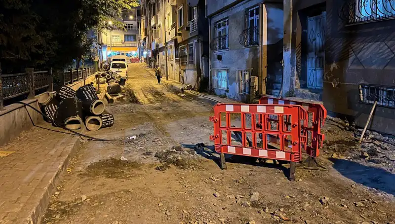 Bayrampaşa'da Altyapı Çalışmalarında Şok Olay: Rögar Kapağı Patladı
