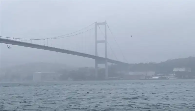 İstanbul Boğazı'nda Gemi Trafiğine Sıra Dışı Sis Engel Oldu