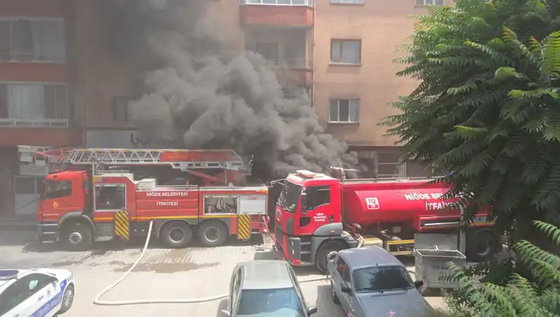 Niğde'de Can Pazarı: Beyaz Eşya Deposunda Yangın Çıktı