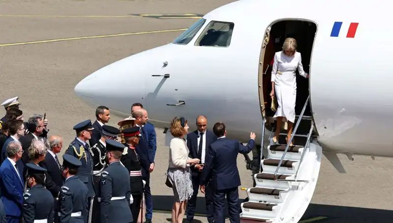 Eşinin Sarkozy ile Yanında Olması Macron'u Rahatsız Etti!