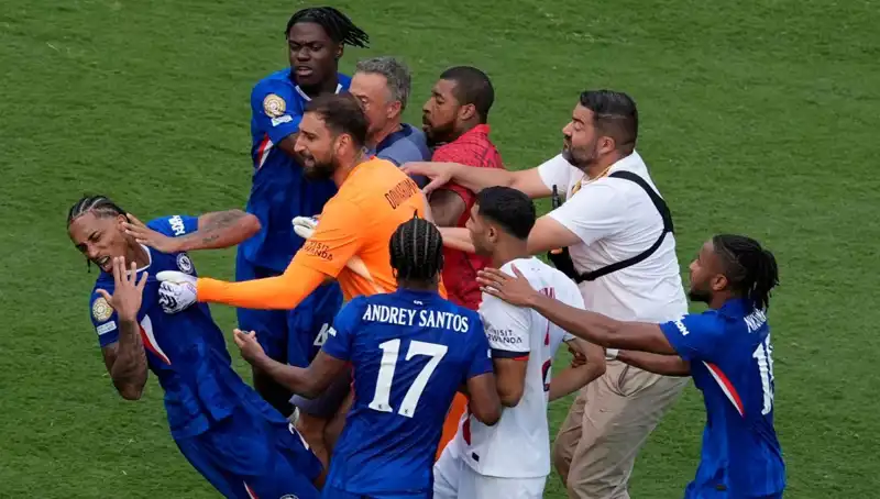 Dev Finalin Ardından Gergin Anlar: Teknik Direktörden Futbolcuya Yumruk Attı
