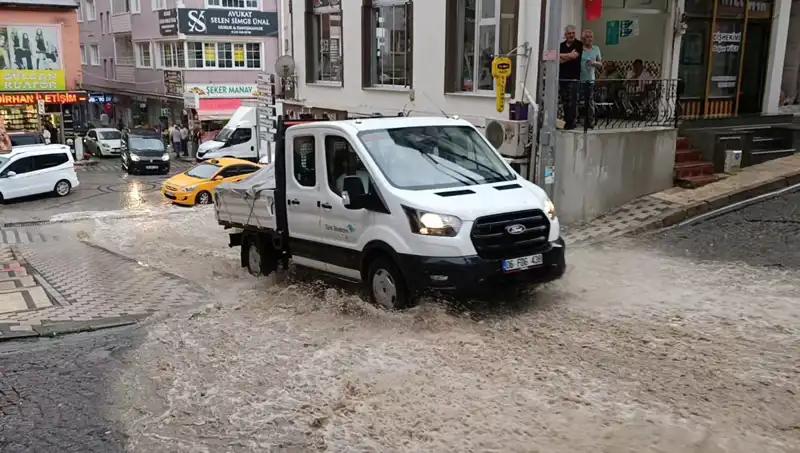 Günlerdir Beklenen Yağmur Sonunda Geldi: 10 Dakikada Su Baskınları!