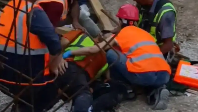 Adana'da İnşaat İş Kazası: İki İşçi Hastaneye Kaldırıldı