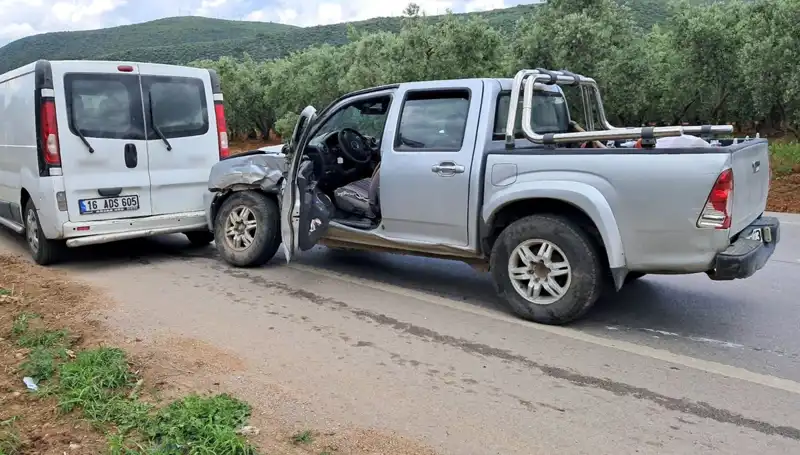 Bursa’da İki Araç Çarpıştı: Minibüs ve Kamyonet Kazasında Yaralılar Var