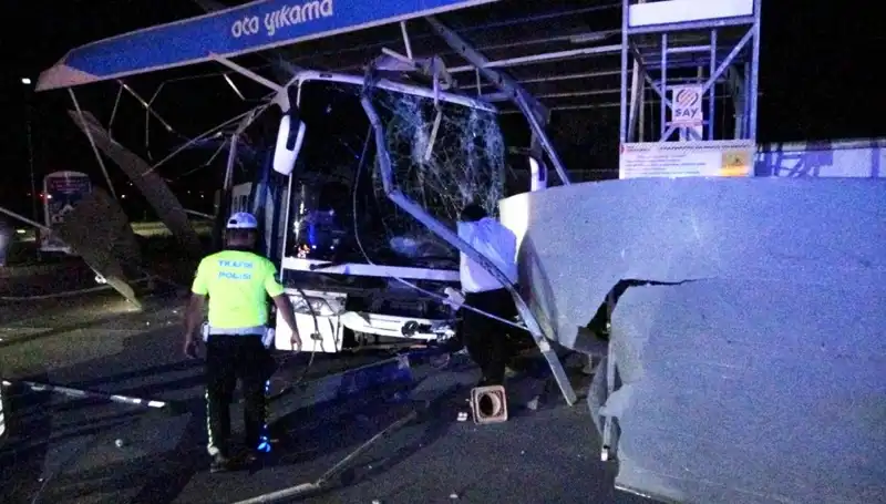 Otobüs Otoyolda Yıkama İstasyonuna Daldı: 8 Yaralı, Korkutan Kaza!