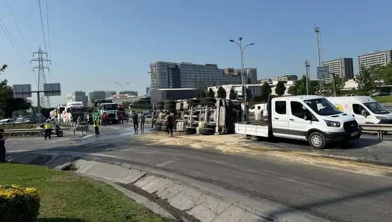 D-100 Yan Yolunda Korkutan Kaza: Beton Mikseri Devrildi!