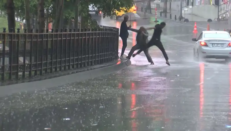 İstanbul ve İzmir İçin Meteorolojiden Turuncu Kodlu Alarm: Neler Oluyor?