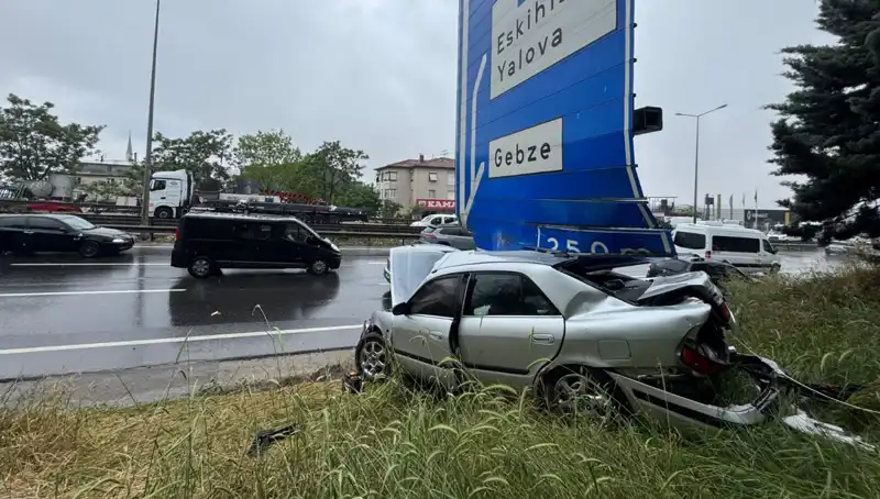 Trafik Levhasına Çarpan Araçta Tek Yaralı: Olayın Detayları ve Soruşturma