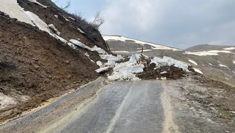 Muş'ta Heyelan Nedeniyle Kapanan Köy Yolu Yeniden Ulaşıma Açıldı