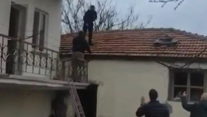 Üstü Açık Çatıda Şüpheliyle Polisin Gerilim Dolu Anları